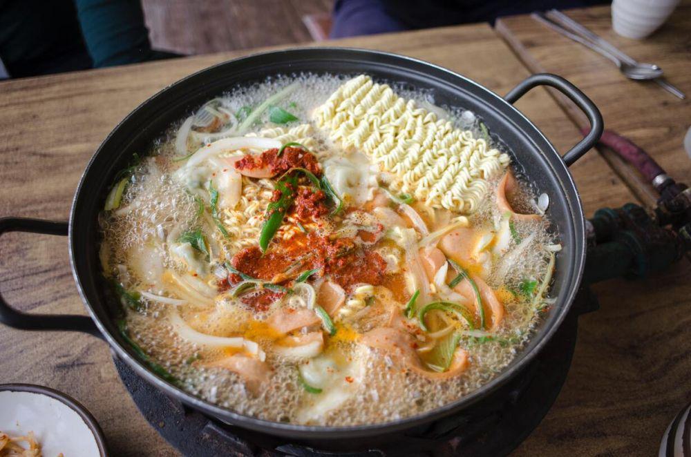9 Cara Aneh Makan Mi Instan yang Bikin Heran
