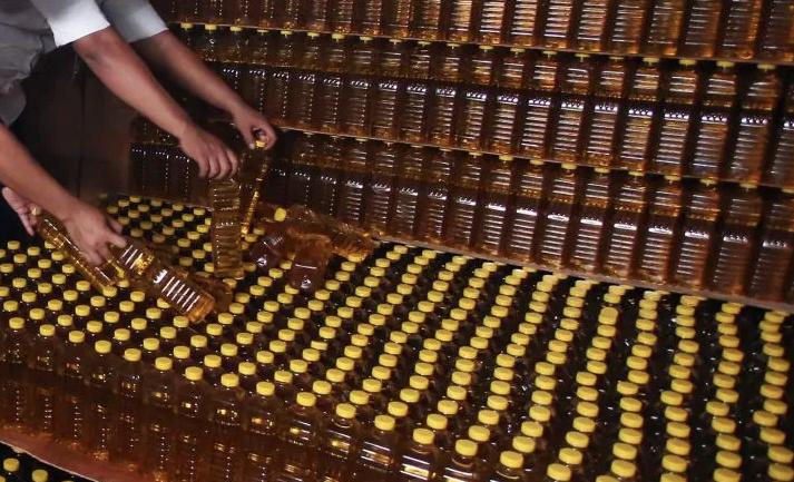 Polisi Gerebek Pabrik yang Sulap Minyak Curah Jadi Kemasan