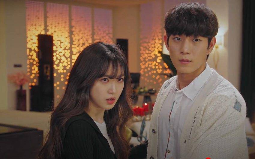 Kim Young Dae dan Han Ji Hyun dalam The Penthouse: War In Life (dok. SBS Catch/The Penthouse: War In Life)