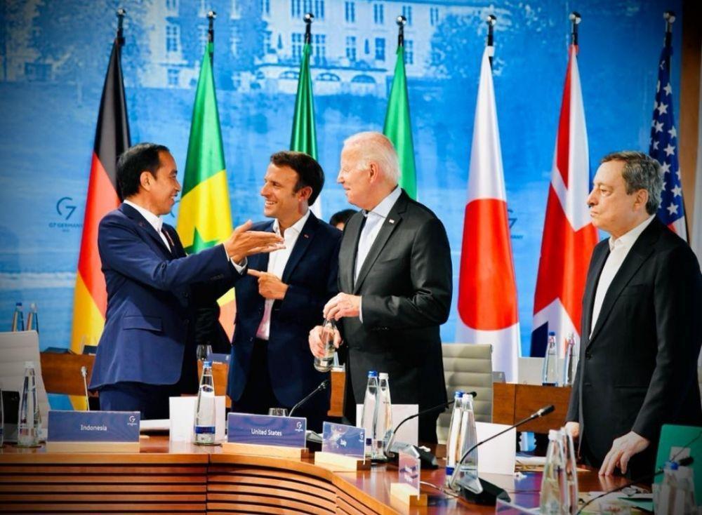 Presiden Joko "Jokowi" Widodo (kiri) disapa oleh Perdana Menteri Prancis Emmanuel Macron (tengah) dan Presiden Amerika Serikat, Joe Biden di KTT G7, Jerman. (Dokumentasi Biro Pers Istana)