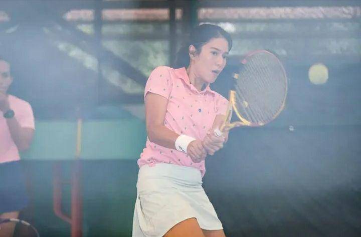 Potret Dian Sastro saat bermain tenis. Instagram.com/therealdisastr
