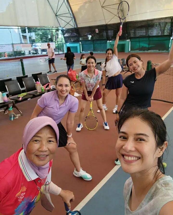 Potret Dian Sastro saat bermain tenis. Instagram.com/therealdisastr