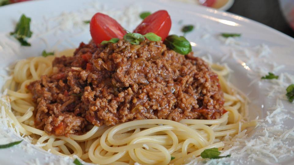 ilustrasi spageti dan saus bolognese (pixabay.com/RitaE)