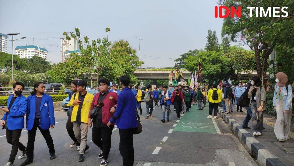Sejumlah mahasiswa mulai memenuhi jalan di depan Gedung DPR pada Selasa (28/6/2022). (IDN Times/Yosafat Diva)