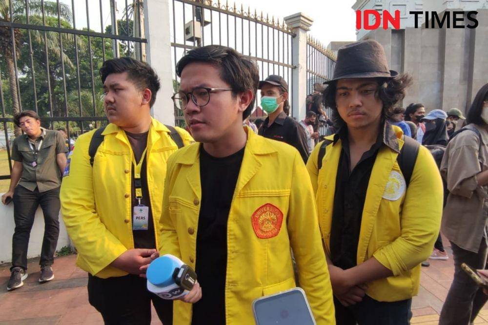 Ketua BEM UI, Bayu Satria Utomo di depan Gedung DPR RI, Senayan, Jakarta Pusat (IDN Times/Yosafat Diva)