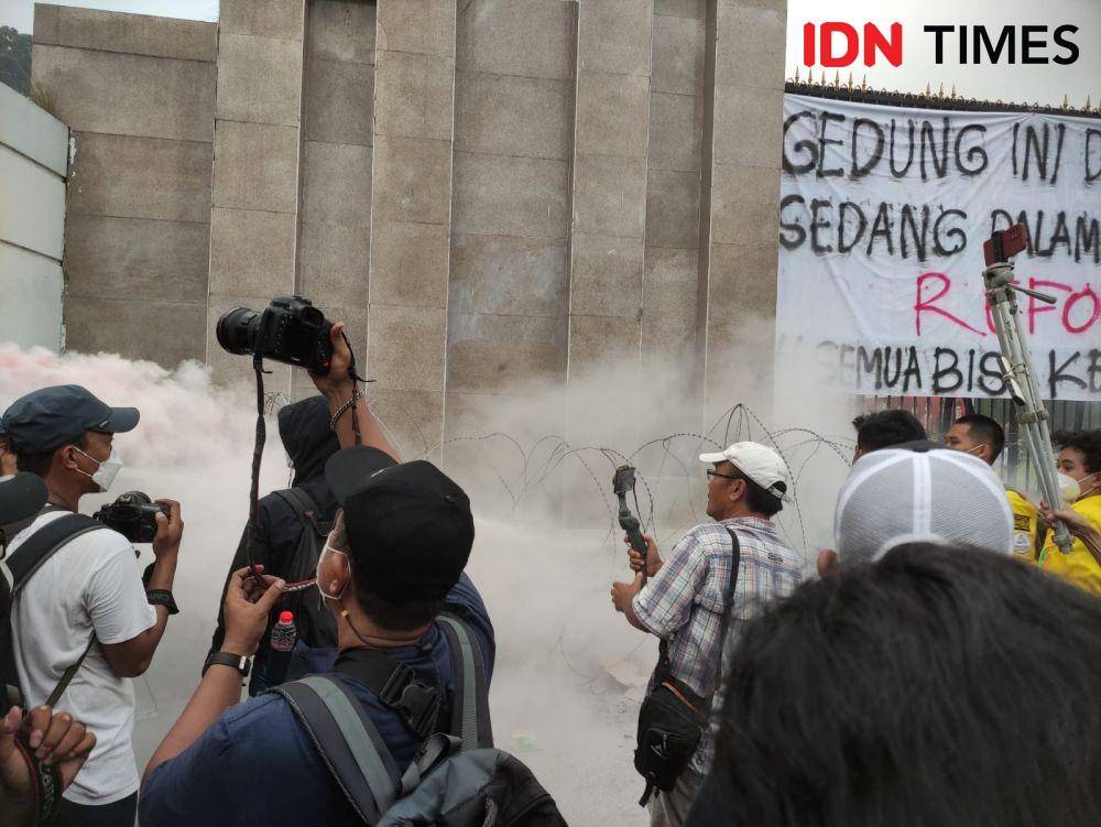 Demo Mulai Ricuh, Mahasiswa Bakar Kardus di Depan Gedung DPR RI pada Selasa (28/6/2022). (IDN Times/Yosafat Diva)
