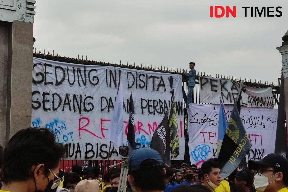Mahasiswa bongkar kawat berduri dan panjat pagar gedung DRP. (IDN Times/Yosafat Diva)