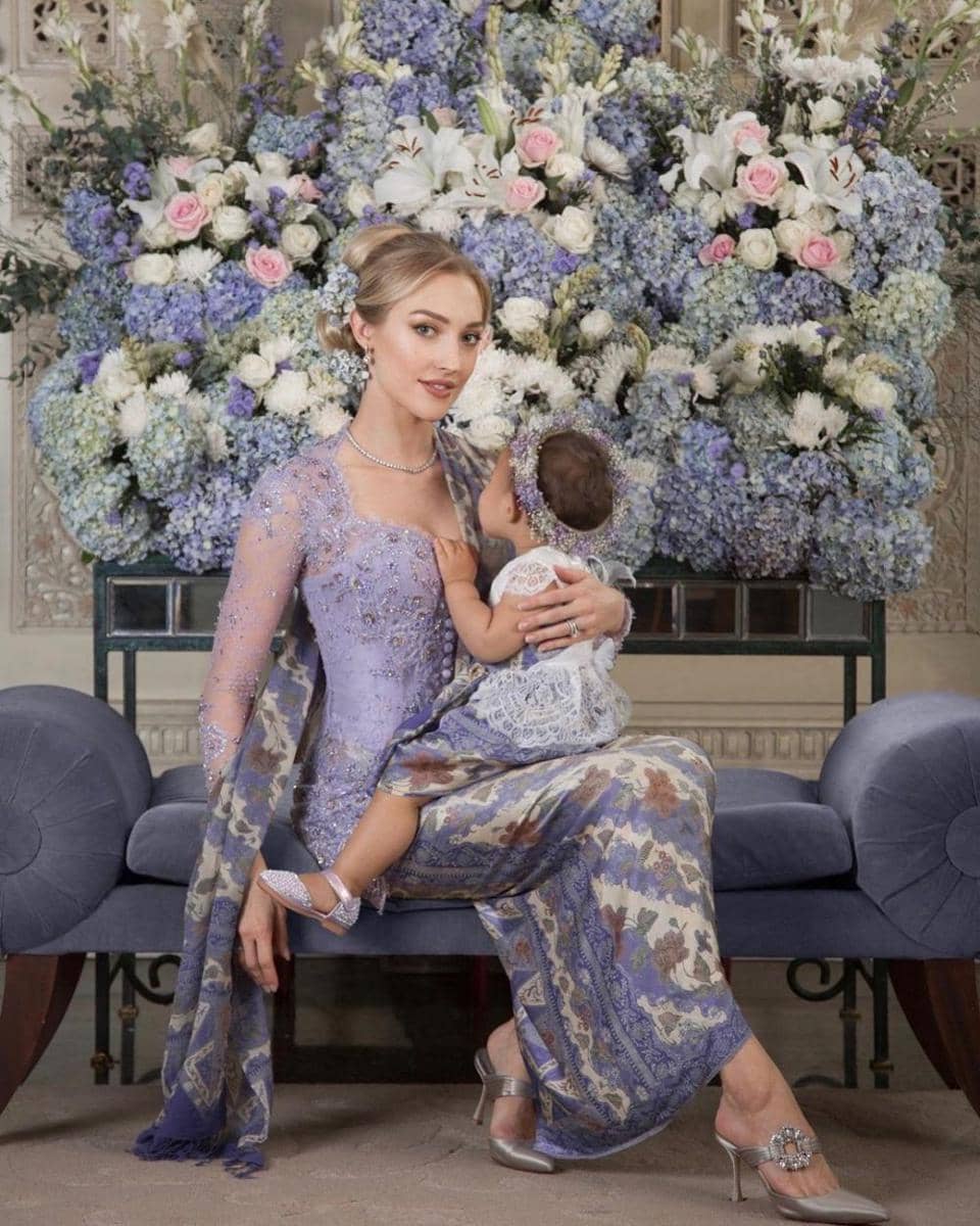 Kebaya brokat ungu. (instagram.com/varshaadhikumoro)