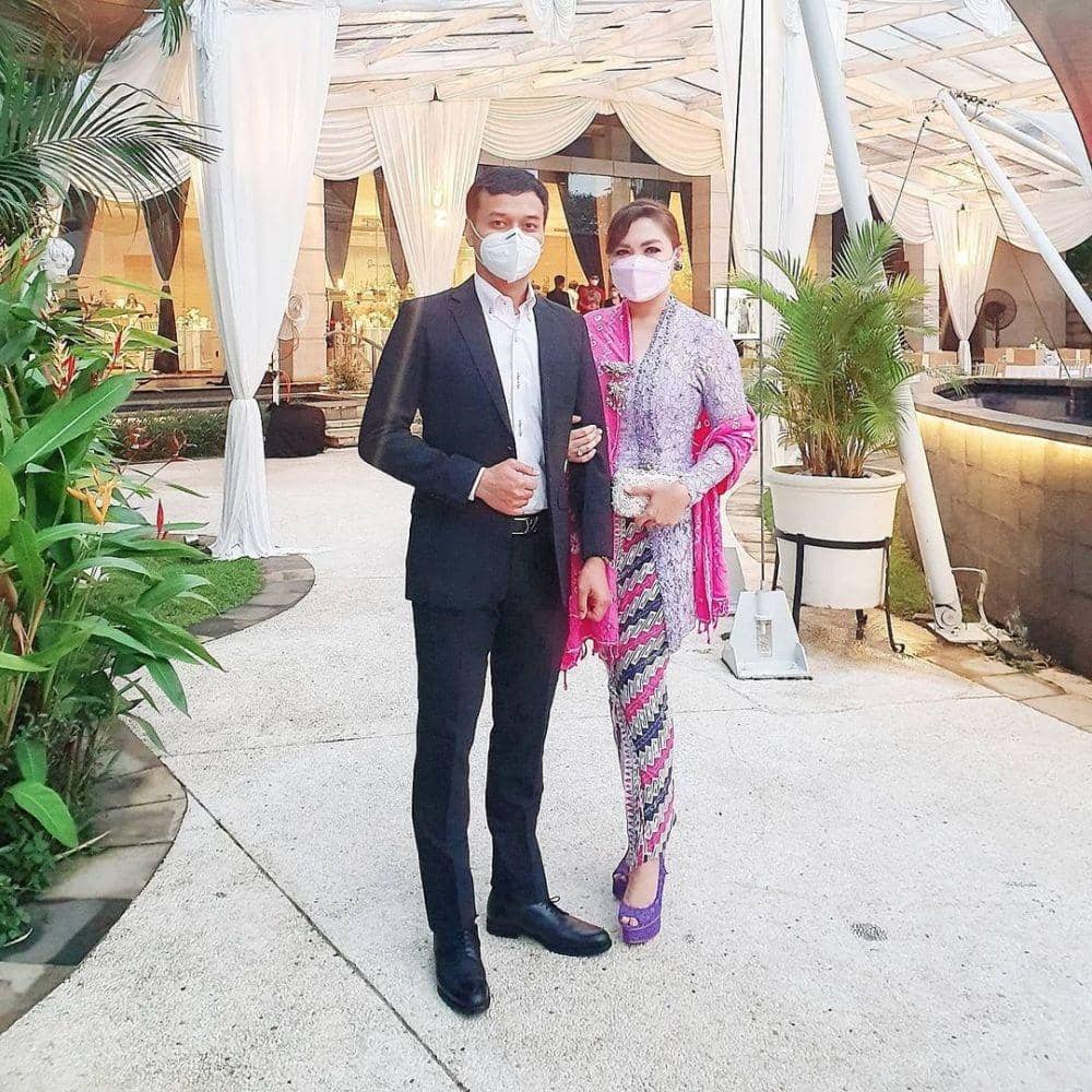 Kebaya brokat ungu. (instagram.com/vickyshu)