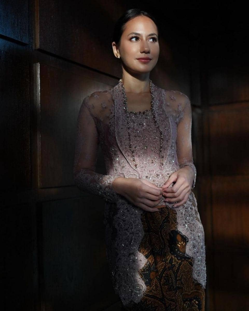 Kebaya brokat ungu. (instagram.com/pevpearce)