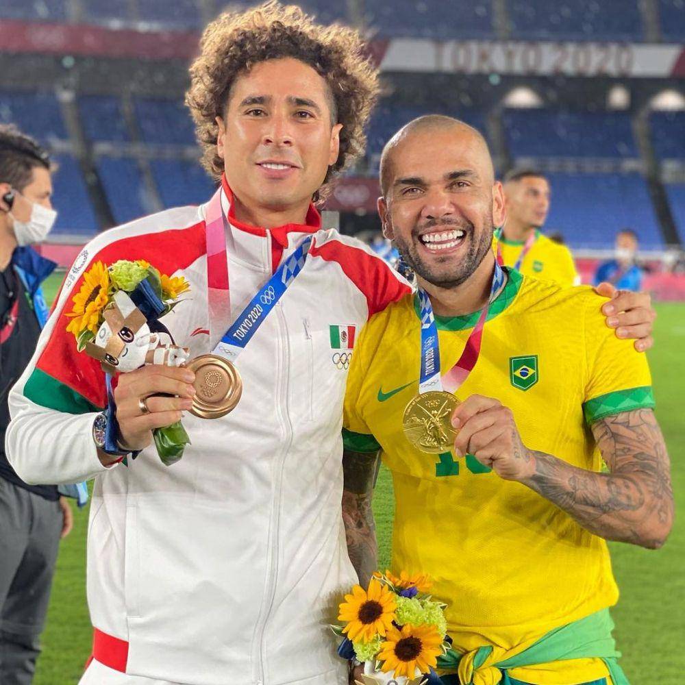 Guillermo Ochoa dan Dani Alves pada Olimpaide Tokyo 2020 (instagram.com/yosoy8a)