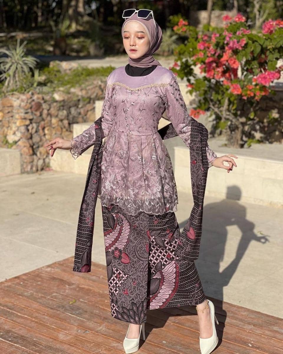 Kebaya brokat ungu. (instagram.com/wendaamaliia)
