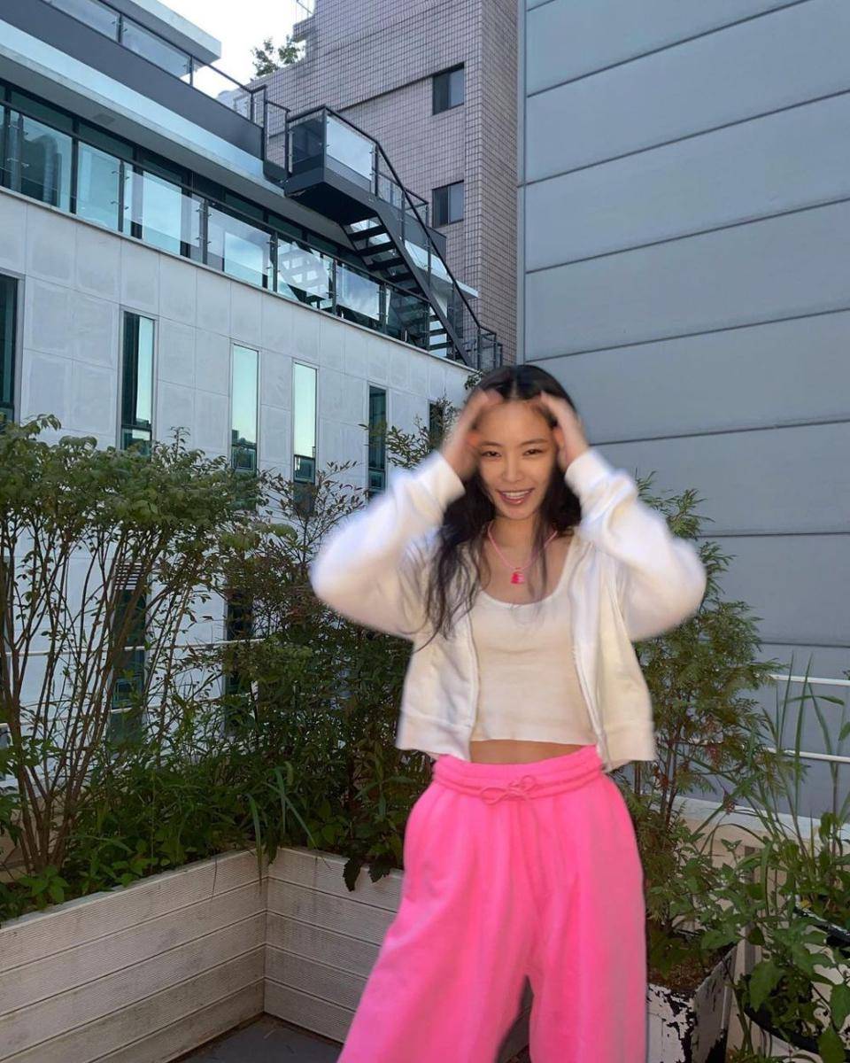 outfit cewek kue ala Naeun (instagram.com/marcellasne_)