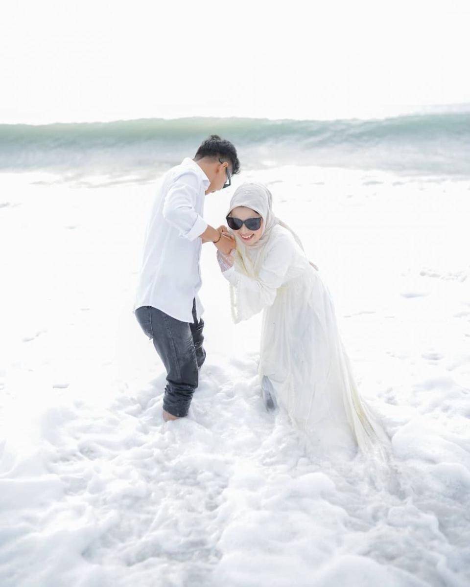 ide prewedding di pantai (instagram.com/preweddingstyle)
