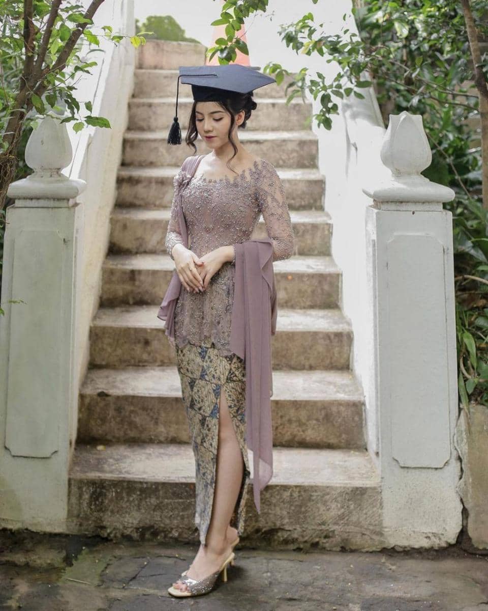 Kebaya brokat ungu. (instagram.com/ansrhma.jpg)