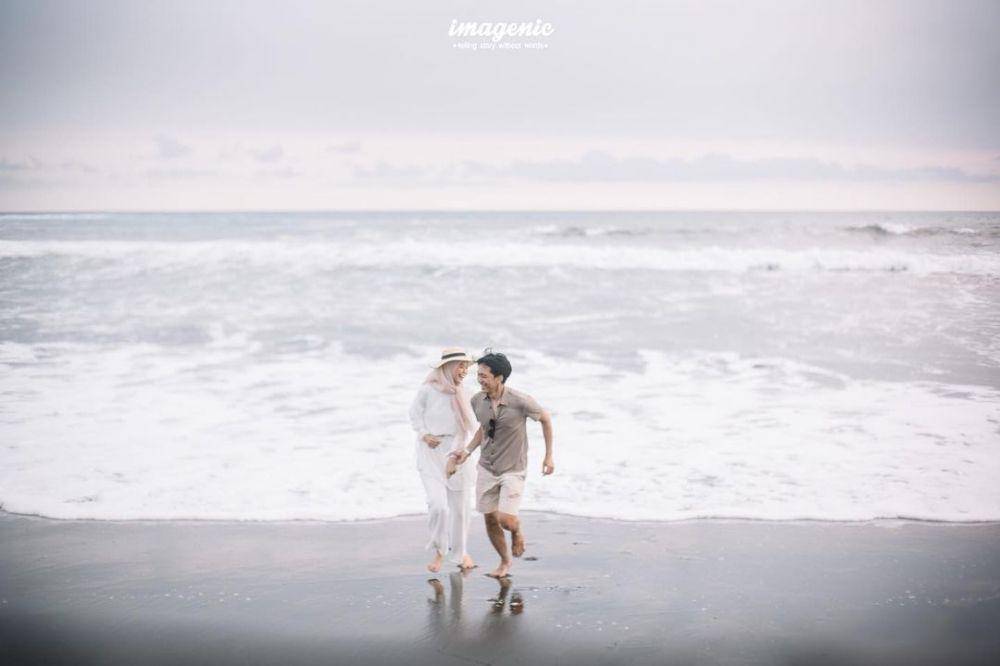ide prewedding di pantai (instagram.com/preweddingstyle)