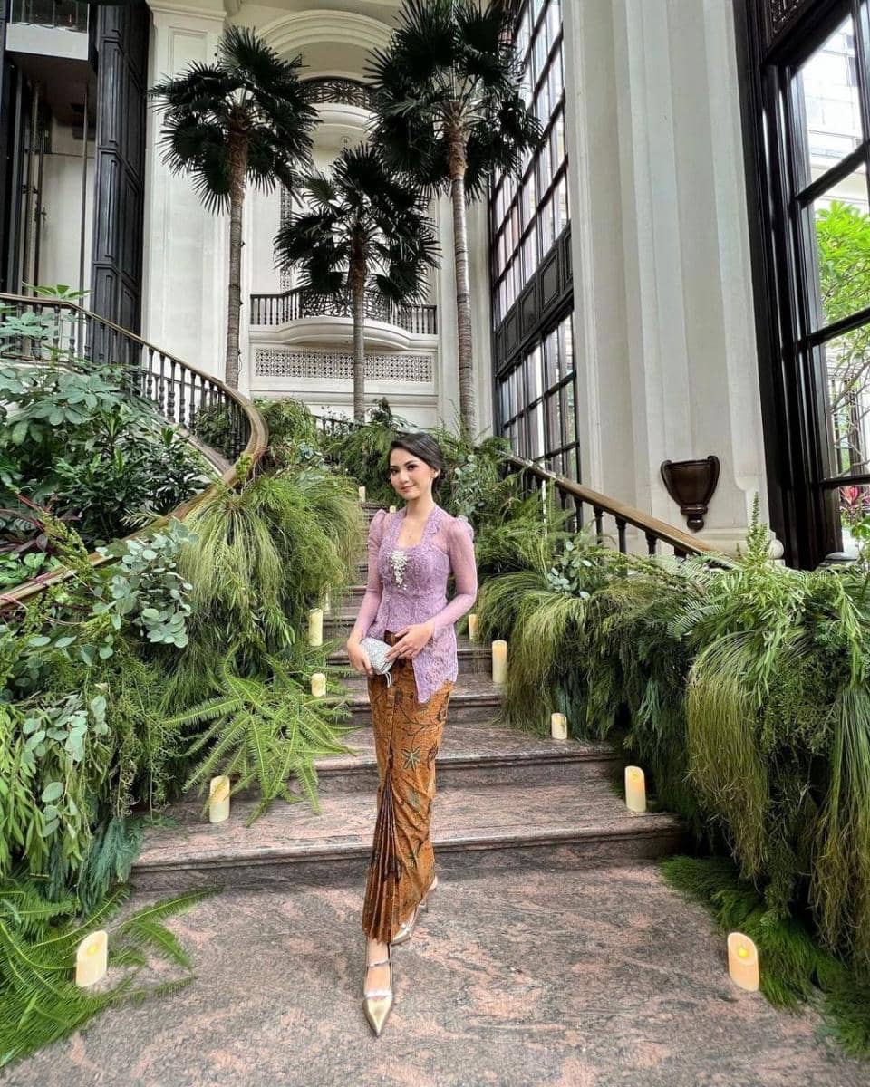 Kebaya brokat ungu. (instagram.com/dindasabilla)