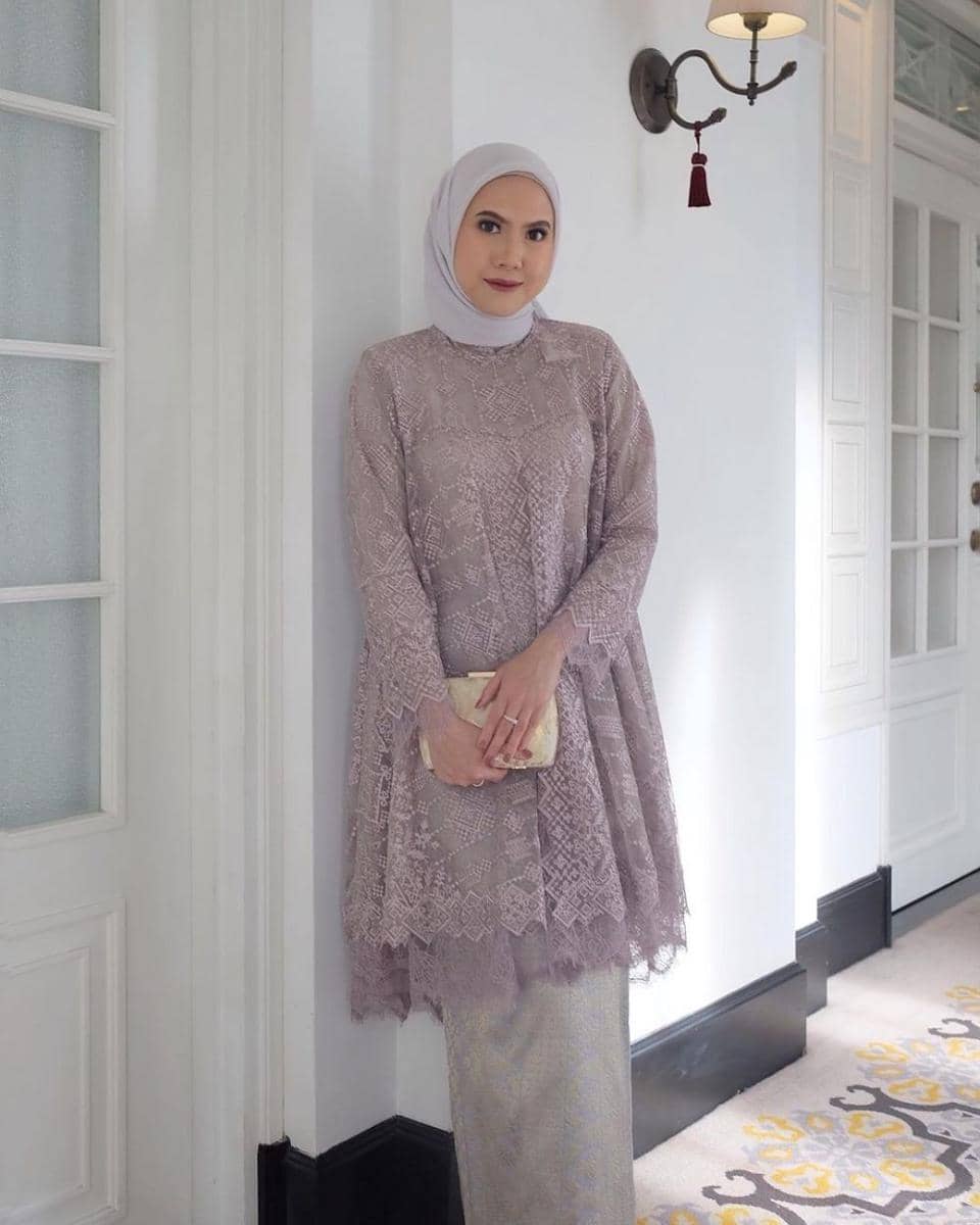 Kebaya brokat ungu. (instagram.com/vita.nurvitasari)