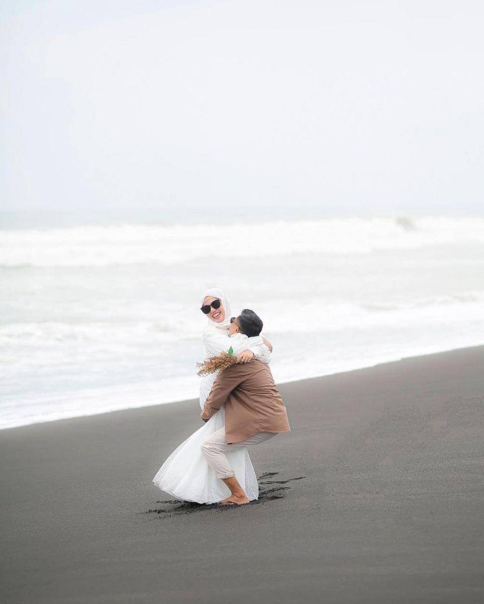 ide prewedding di pantai (instagram.com/preweddingstyle)