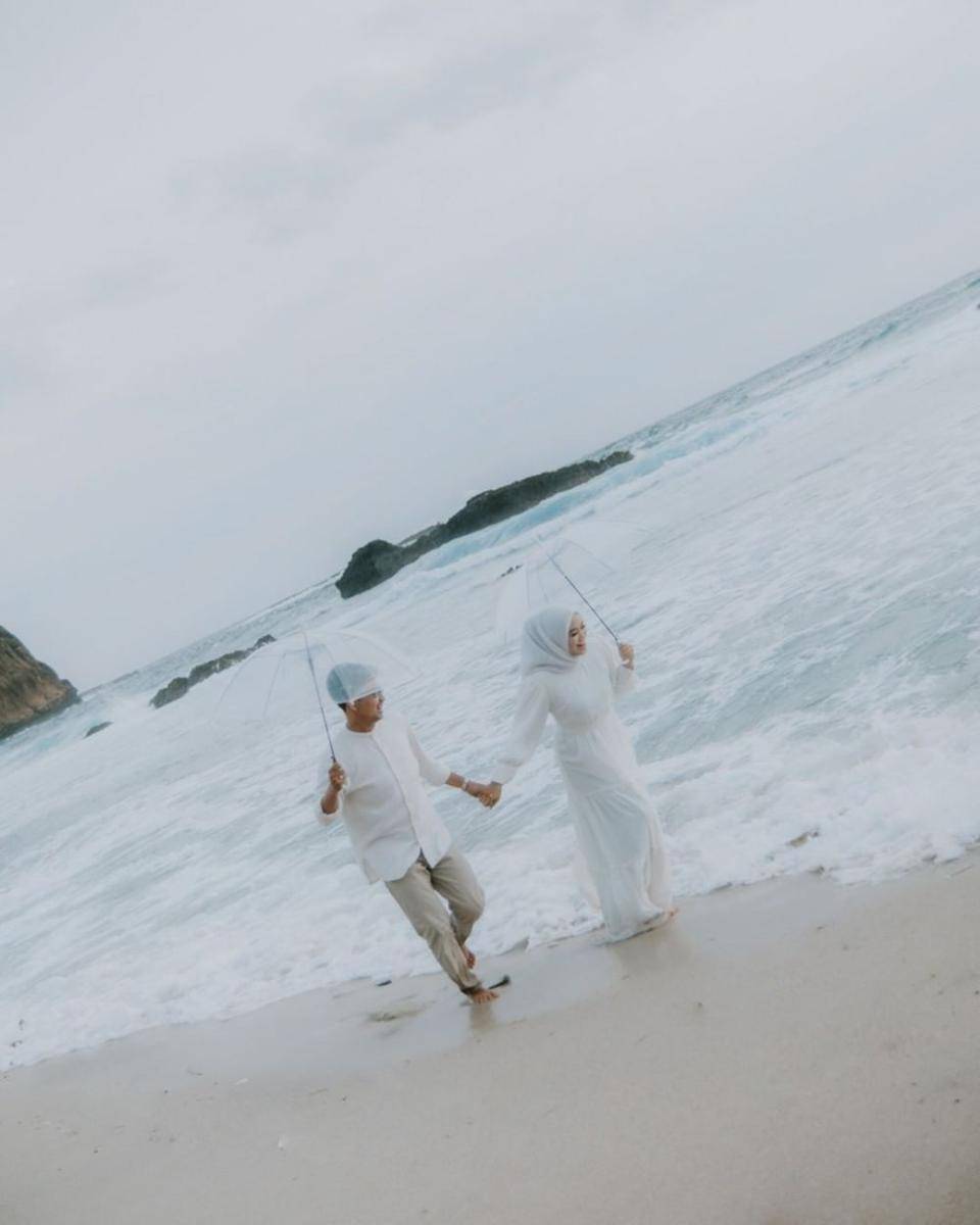 ide prewedding di pantai (instagram.com/preweddingstyle)