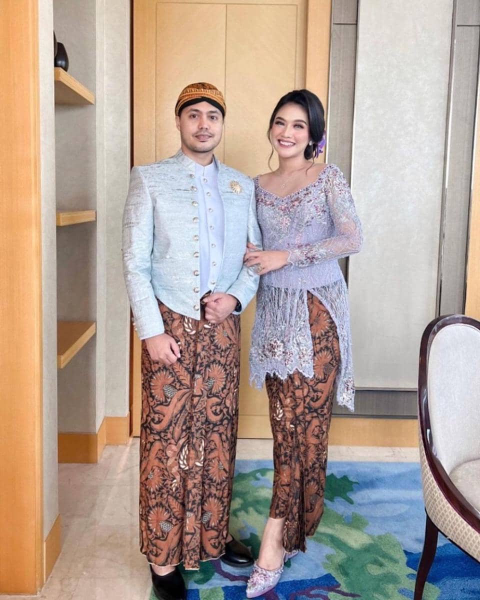 Kebaya brokat ungu. (instagram.com/gemmadelicia)