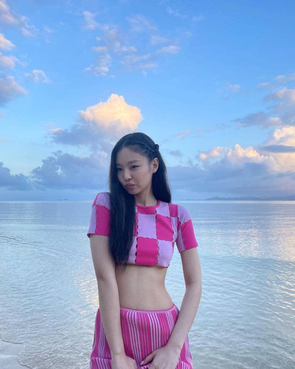 outfit cewek kue ala Jennie Blackpink (instagram.com/jennierubyjane)