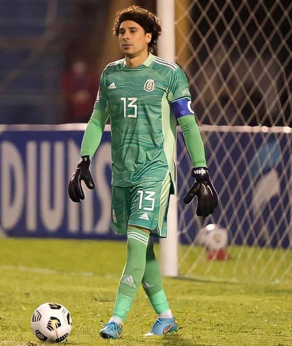 Guillermo Ochoa saat membela Timnas Meksiko (instagram.com/yosoy8a)
