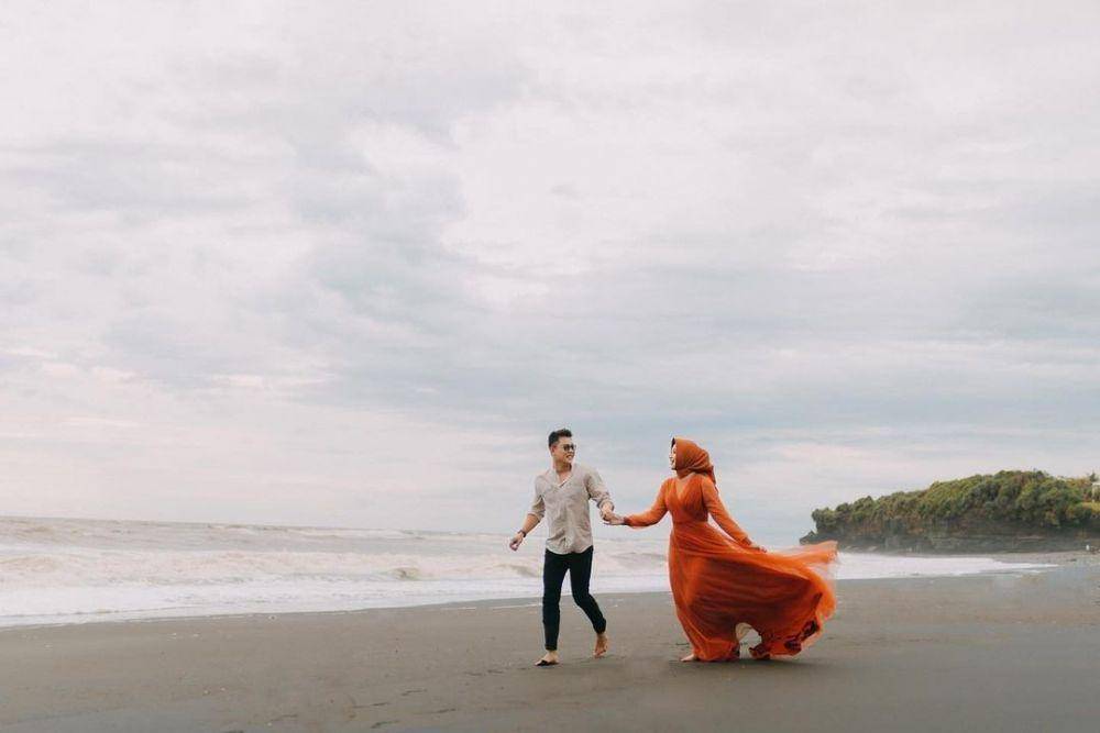 ide prewedding di pantai (instagram.com/preweddingstyle)
