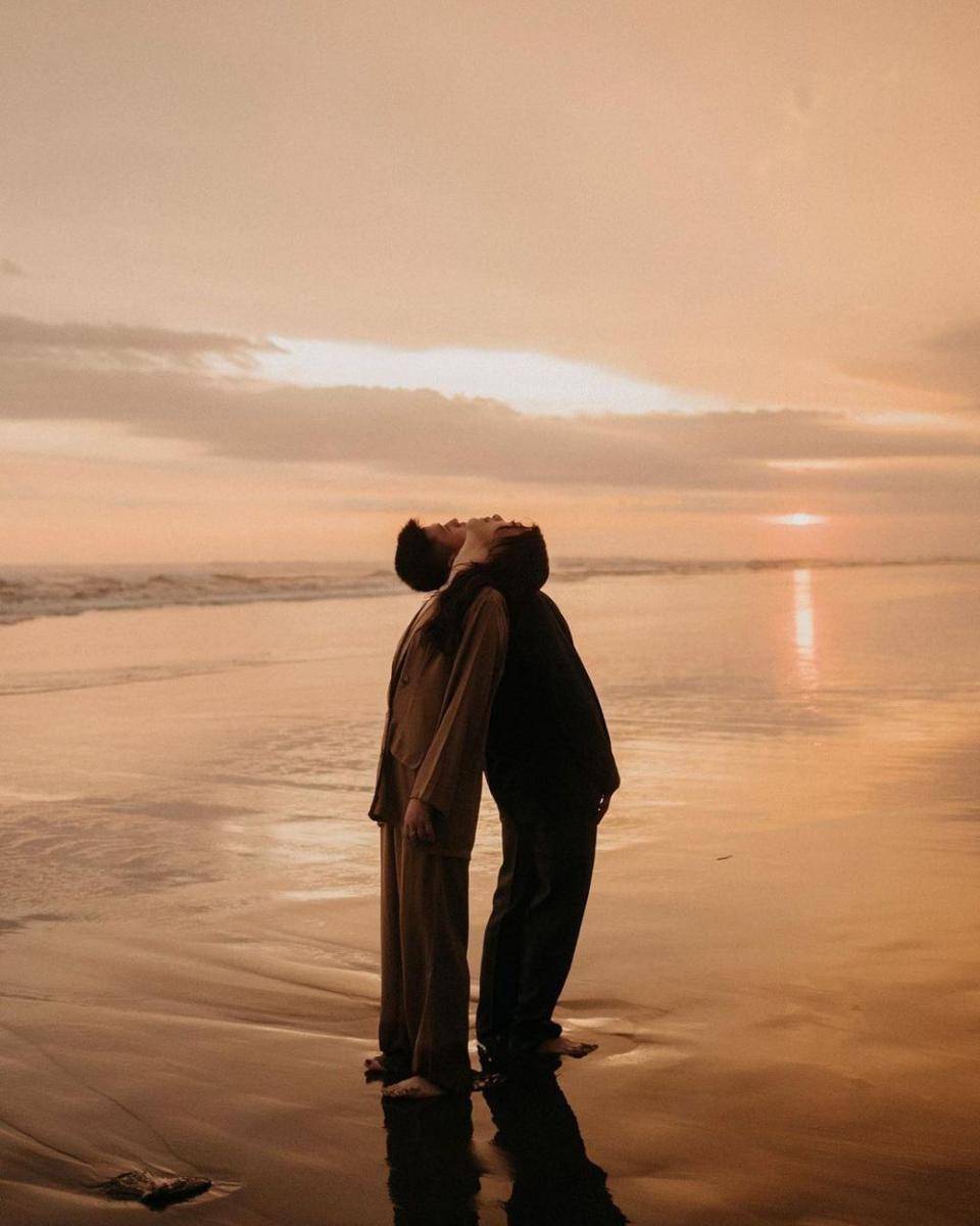 ide prewedding di pantai (instagram.com/preweddingstyle)