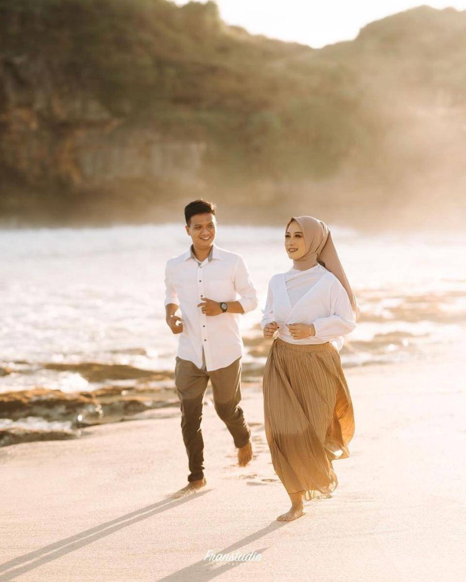 ide prewedding di pantai (instagram.com/preweddingstyle)