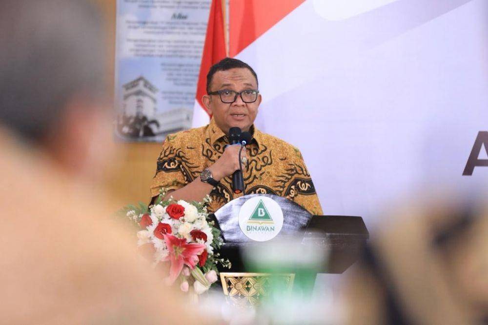 Wakil Menteri Ketenagakerjaan, Afriansyah Noor menyaksikan penandatangan nota kesepahaman (MoU) antara AOTS Japan dan Binawan Group di Binawan University Main Hall Jakarta, Rabu (29/6/2022). (Dok. Kemnaker)