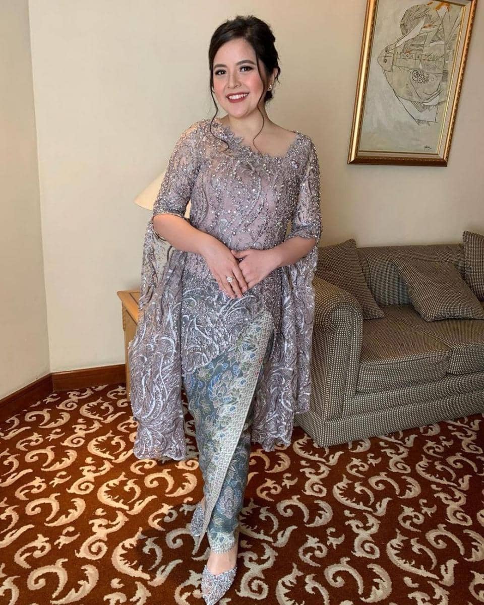 Kebaya brokat ungu. (instagram.com/tasyakamila)