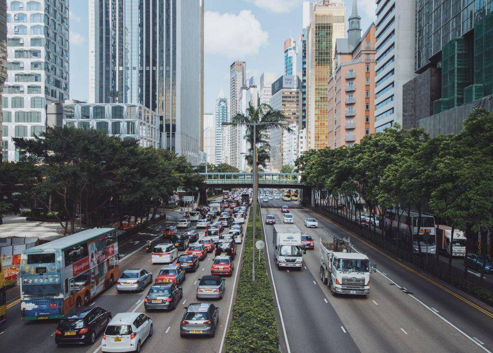 potret jalanan dan mobil di Hongkong (unsplash.com/Connor Wang)