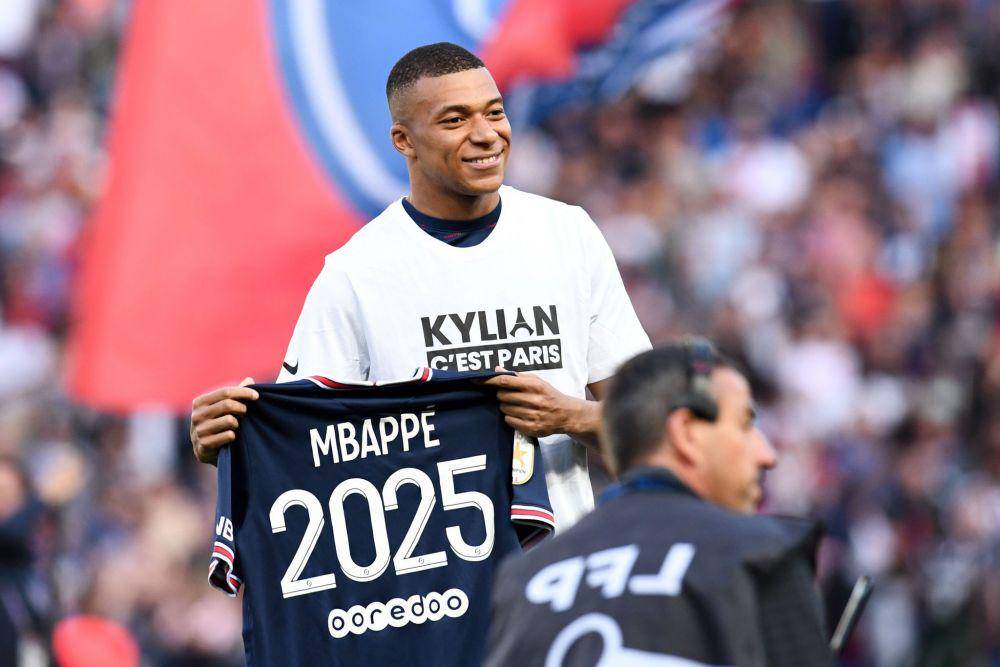 Kylian Mbappe memegang jersey PSG (twitter.com/KMbappe)