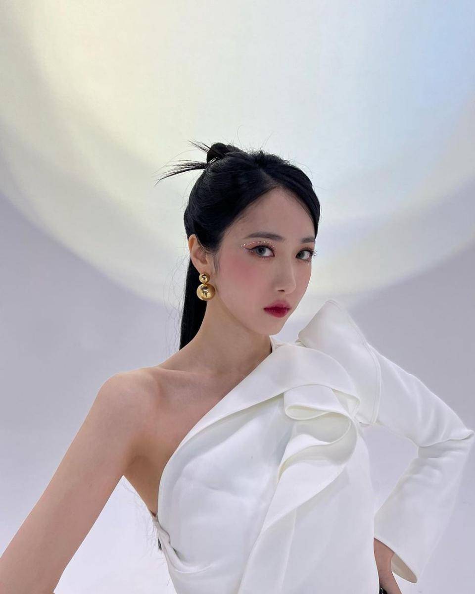SinB VIVIZ (instagram.com/bscenez)