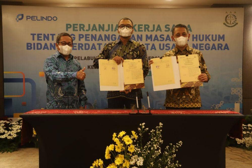 Kepala Kejati Jateng Andi Herman menunjukkan hasil MoU dengan Pelindo. (Dok Humas Pelindo Tanjung Emas)