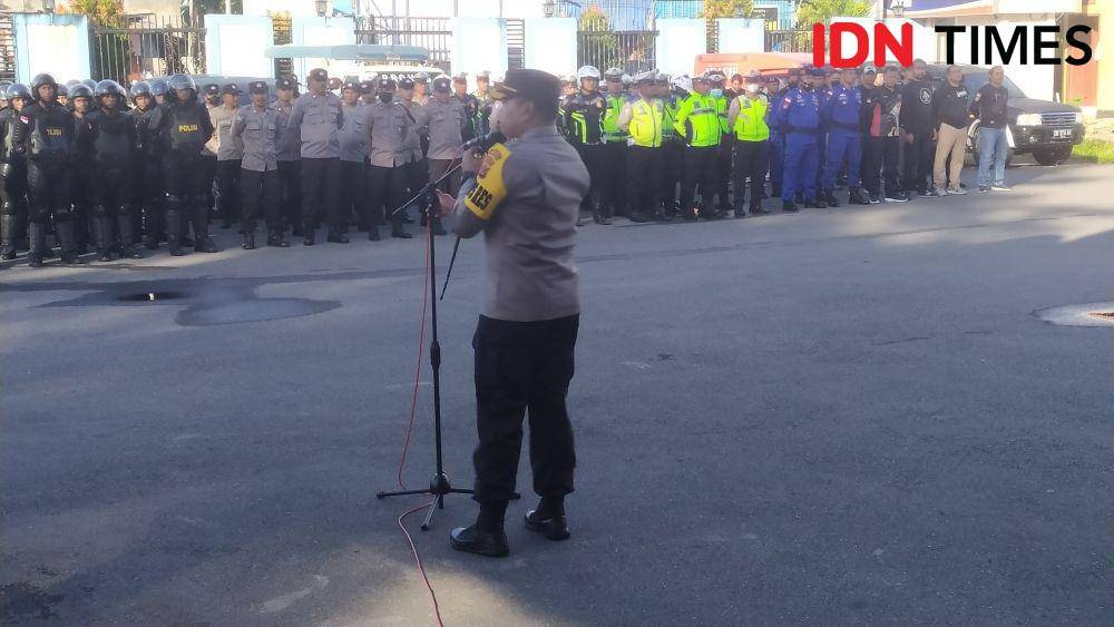 Kapolres Mimika AKBP I Gede Putra saat memimpin apel gabungan pengamanan terkait penetapan UU pembentukan DOB Ricky Lodar/ IDN Times