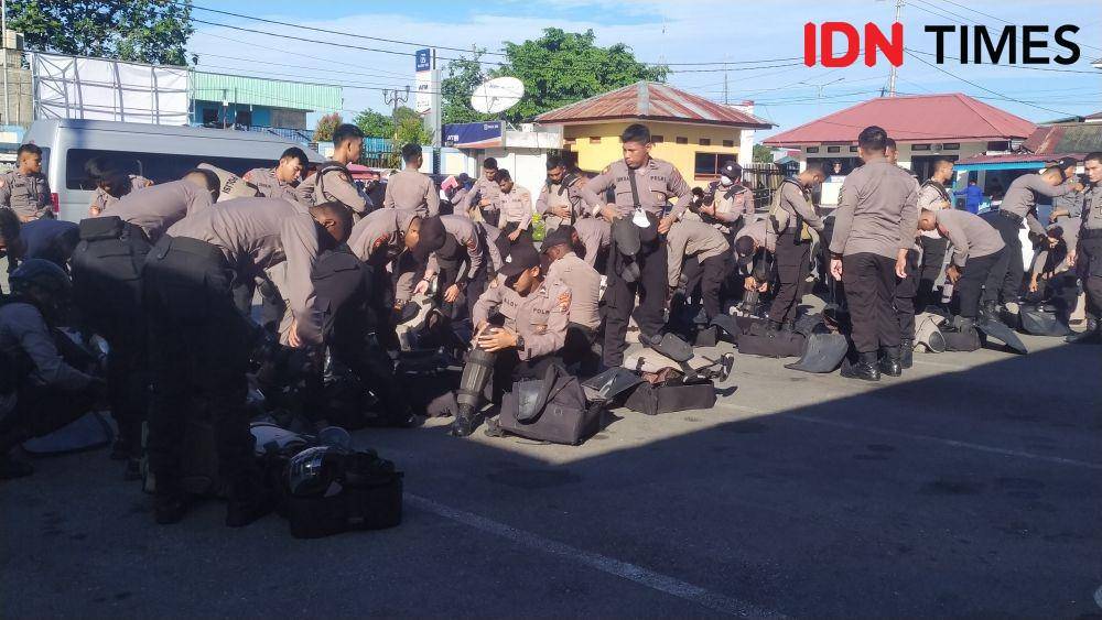 Sejumlah personil Dalmas Polres Mimika saat mengenakan pakaian huru hara Ricky Lodar/ IDN Times