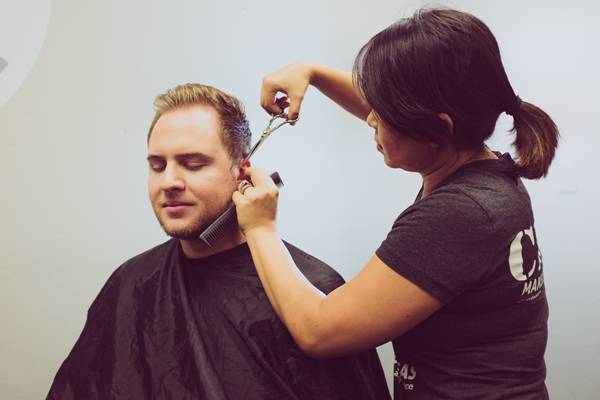 Perbedaan salon dan barbershop bedasarkan alat pemotong rambut (unsplash.com/neonbrand)