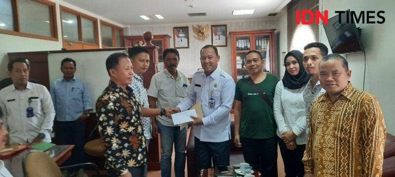 Salah satu tim pemerkaran desa menyerahkan data ke Ass 1 Setkab PPU, Sodikin (IDN Times/Ervan)