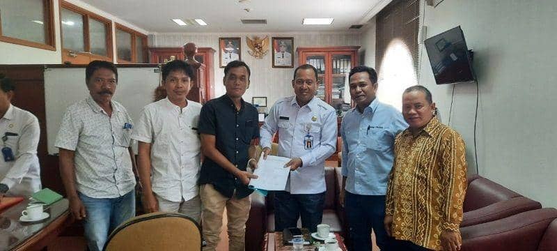 Ketua tim pemerkaran kecamatan, Ahmad Rivai menyerahkan data ke Ass 1 Setkab PPU, Sodikin (IDN Times/Ervan)
