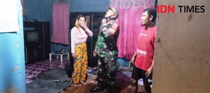 Anggota Babinsa Desa Api-Api sangat mengecek kerusakan rumah warga akibat angin puting beliung (IDN Times/Ervan)