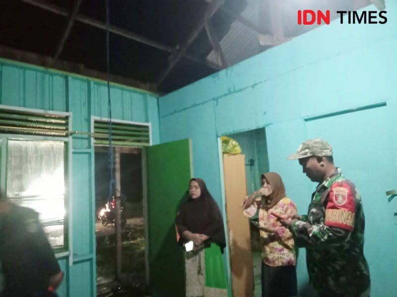 Anggota Babinsa dan BPBD mengecek kerusakan rumah warga akibat angin puting beliung (IDN Times/Ervan)