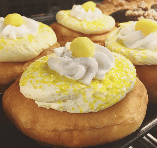 ilustrasi lemonade donut (www.instagram.com/westlakeshyvee)