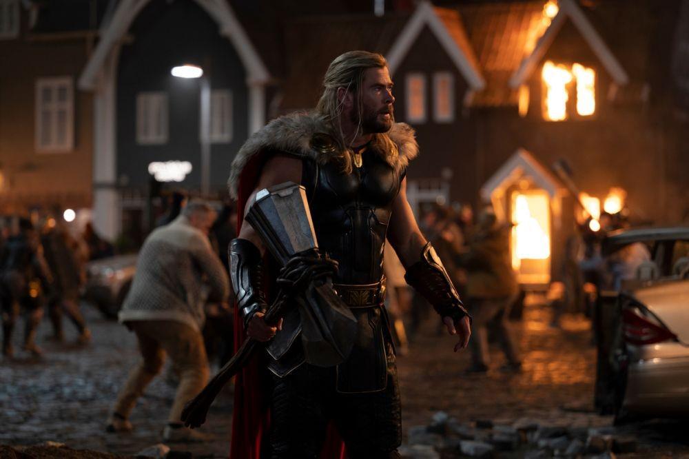 Review Thor: Love and Thunder, Masih Nyentrik, Kocak, tapi Mengharukan