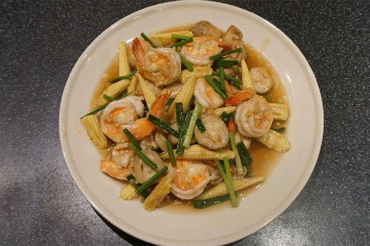 ilustrasi tumis udang jagung muda (youtube.com/Thai Cookbook TV)