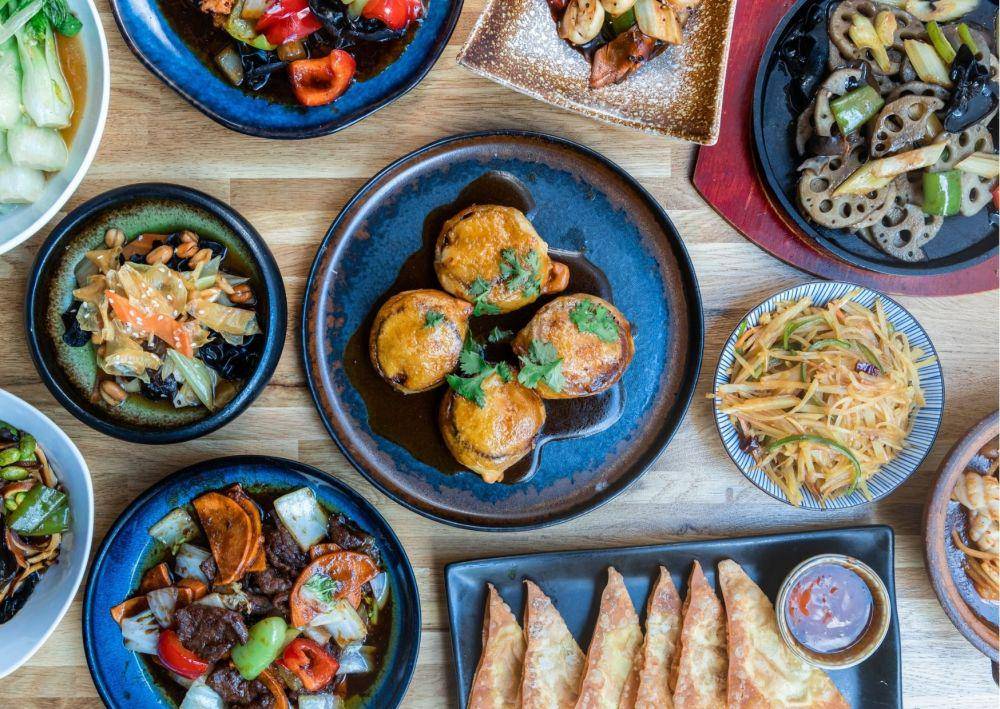ilustrasi macam-macam makanan Thailand dengan anggur (unsplash.com/Ogulcan Ercal)