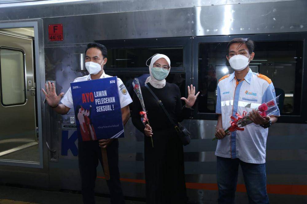KAI Daop 8 Surabaya saat mengkampanyekan anti pelecehan seksual di stasiun, Rabu (29/6/2022). (Dok. KAI DAOP 8 Surabaya)