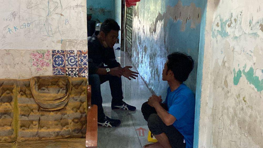 Ilustrasi polisi periksa saksi di lokasi kejadian (Dok Istimewa)
