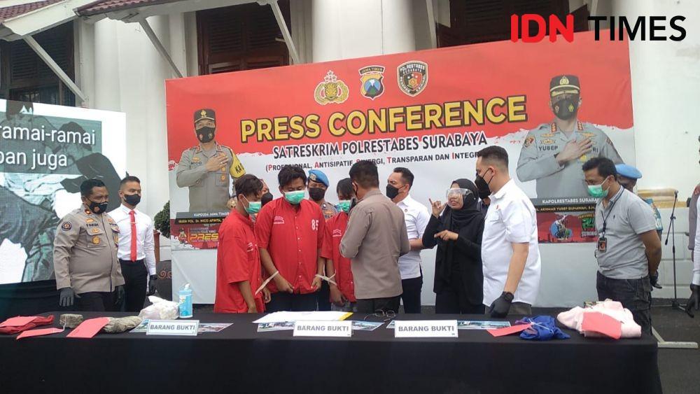 Polrestabes Surabaya saat konferensi pers pengeroyokan perguruan silat, Rabu (29/6/2022). (IDN Times/Khusnul Hasana).